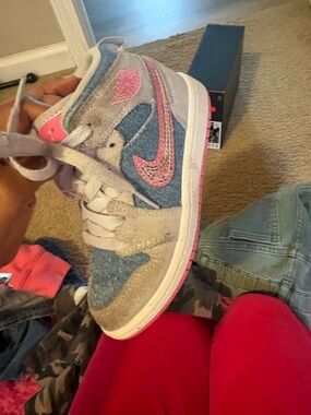 Jordan 1 Mid SE in Cobalt Bliss with Pink Accents